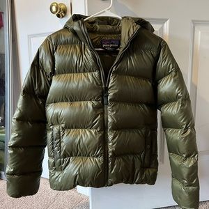 Patagonia Women’s XS green puffy with hood